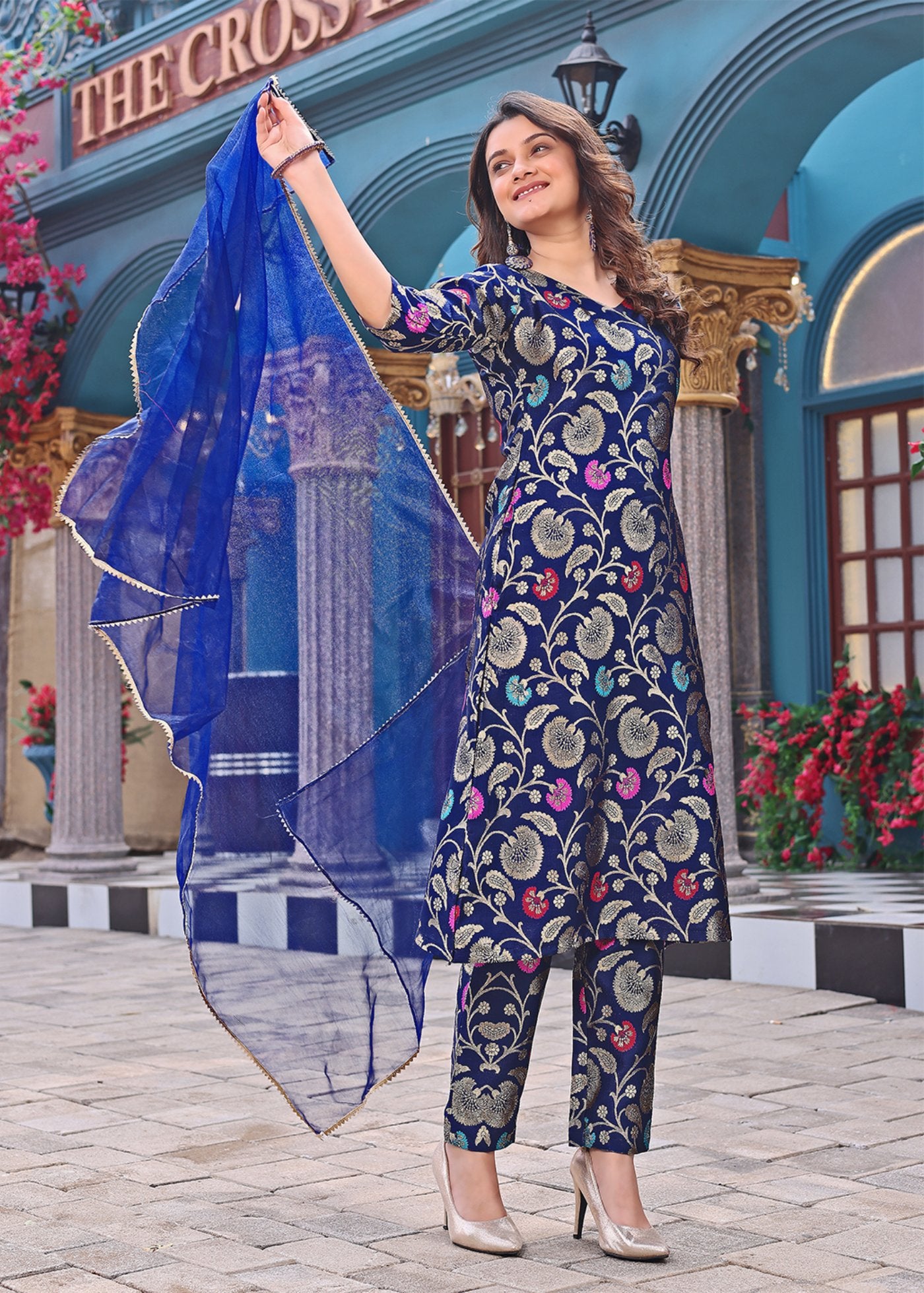 Women Jacquard Roopa Kurta Pant Dupatta Set